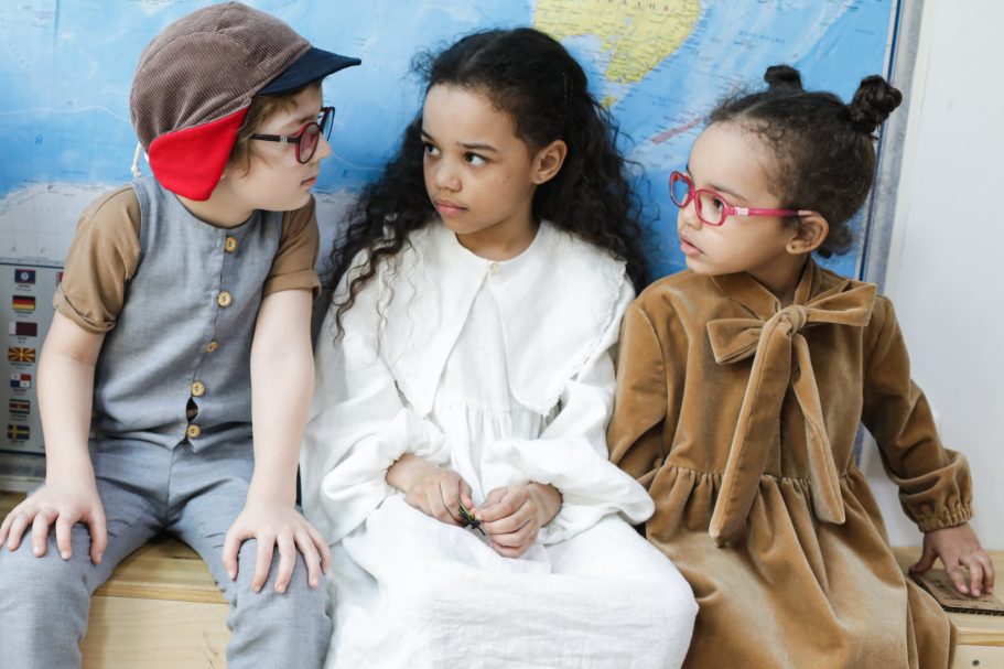 Épisode 2: Le langage pour apprendre 3 enfants assis sur un banc dans une classe discutant ensemble