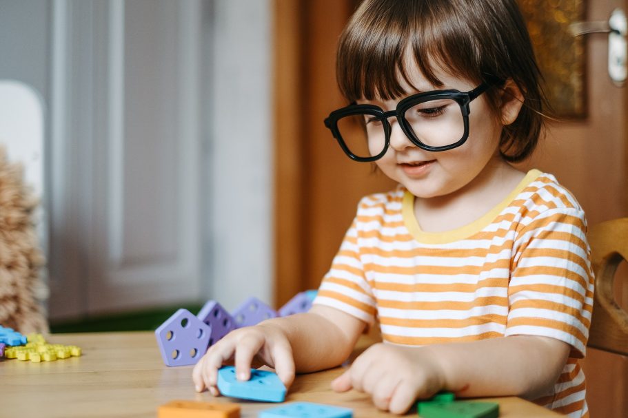 Épisode 3: Le jeu pour apprendre un petit garçon de 3 ans avec de grosses lunettes noires qui joue avec des formes