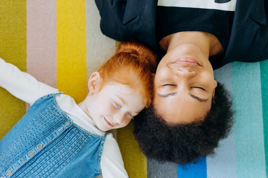 Épisode 5: L'environnement propice une petite fille rousse de 8 ans allongée à côté d'une femme afro aux cheveux courts.